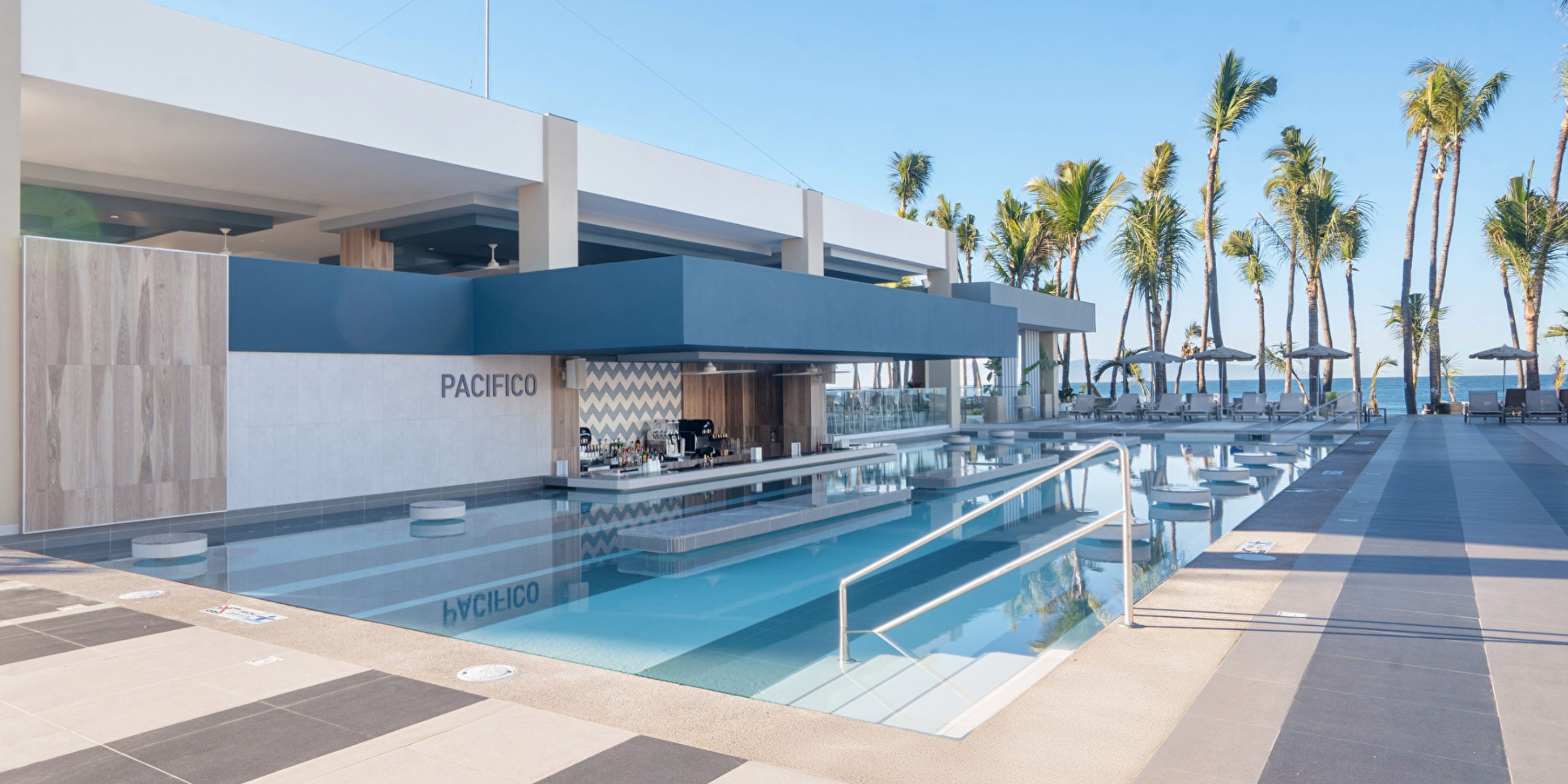 RIU Flamingo Swim Up Bar